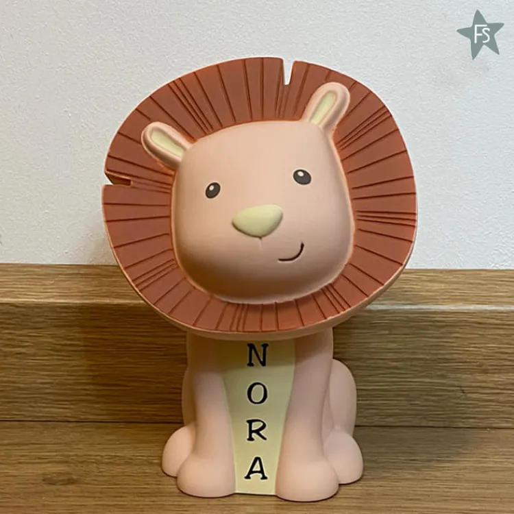 Clearance Atelier Pierre Hakuna Leeuw spaarpot met naam magnolia Spaarpot Met Naam | Kraamcadeau Meisje