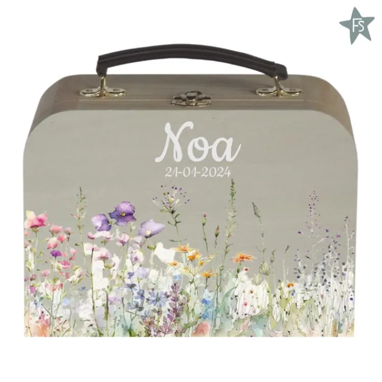 houten_kinderkoffertje_me_2-1.webp Clearance Houten kinderkoffertje met naam en bloemen | Wildflower Koffertje Met Naam | Kraamcadeau Meisje