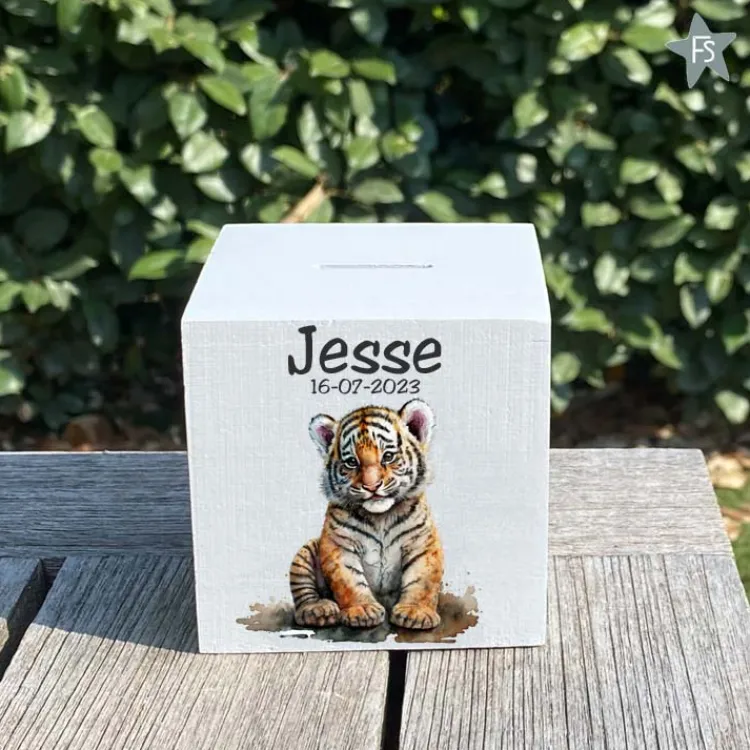 Online Houten spaarpot tijgertje met naam Spaarpot Met Naam | Kraamcadeau Jongen