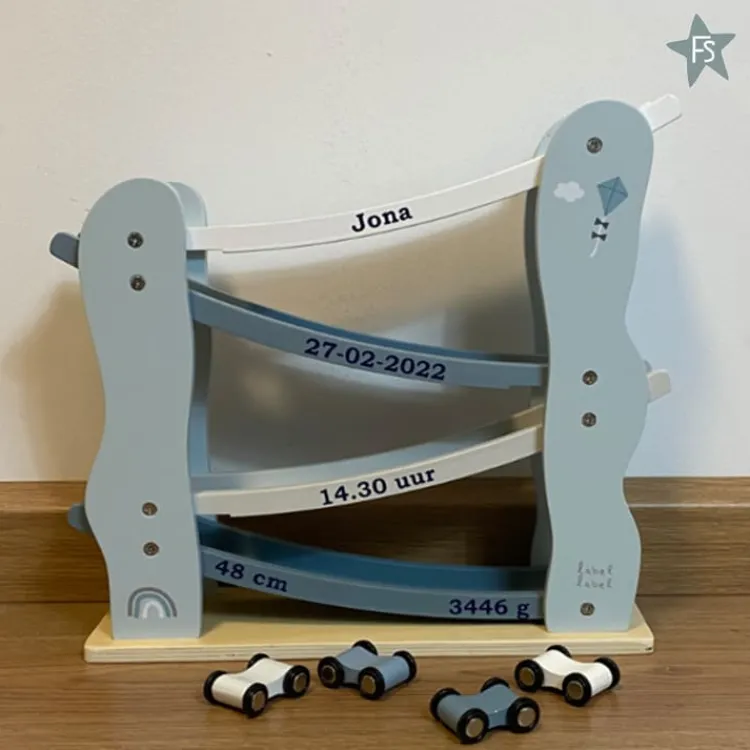Fashion blauwe Houten Autobaan met naam / geboortegegevens Label Label | Cadeaus Vanaf 25 Euro