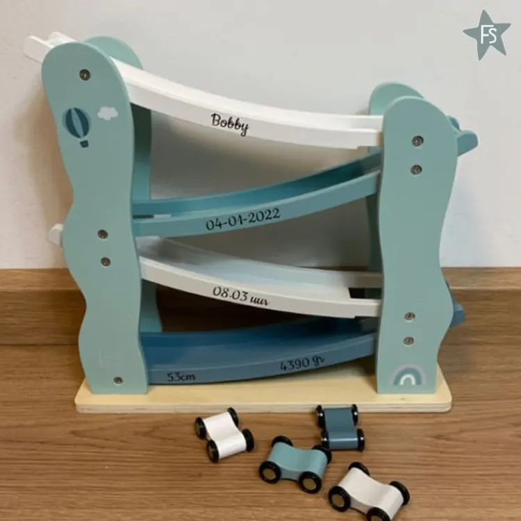 Discount groene houten autobaan met naam / geboortegegevens Label Label | Kraamcadeau Jongen