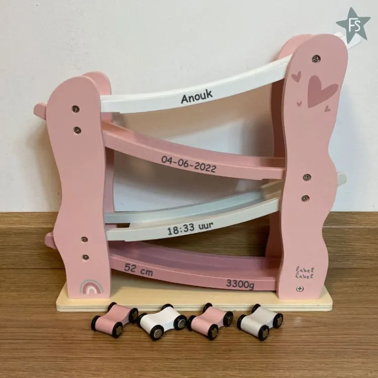 New roze houten autobaan met naam / geboortegegevens Label Label | Kraamcadeau Meisje
