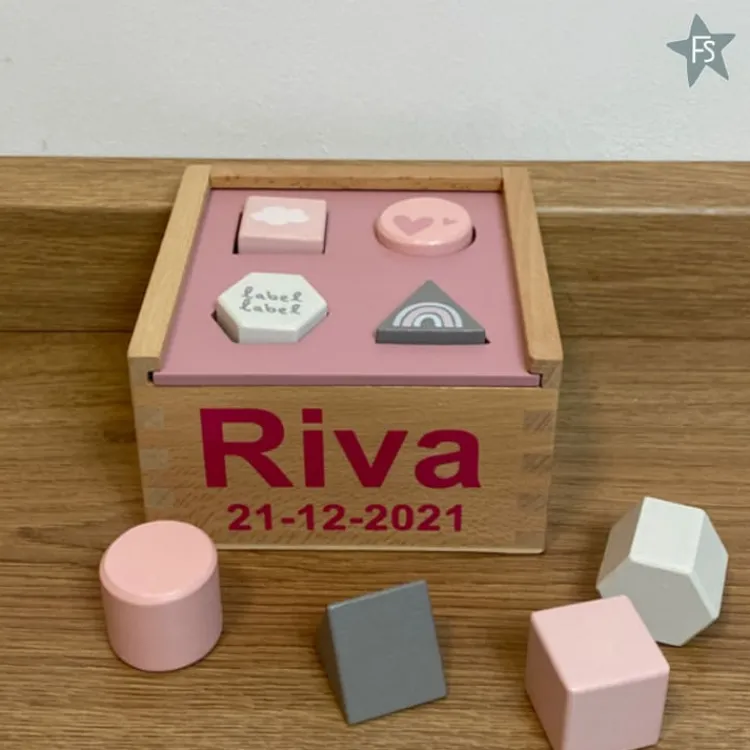 Best roze houten vormenstoof met naam / datum Label Label | Kraamcadeau Meisje